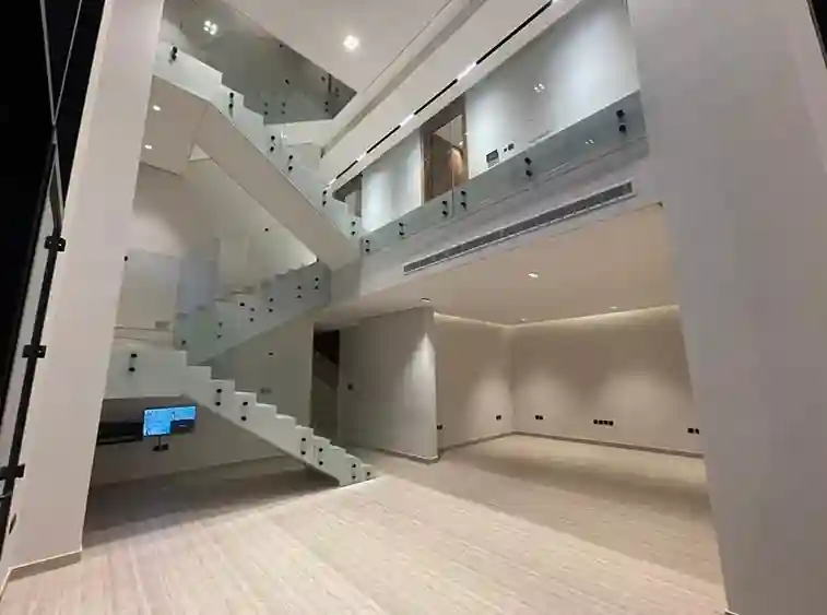 معلم دهان يقوم بعمل تشطيب دهان داخلي في منطقة غرب الرياض